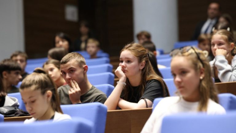 Бугарскиот парламент пречека деца од бугарската заедница во Молдавија