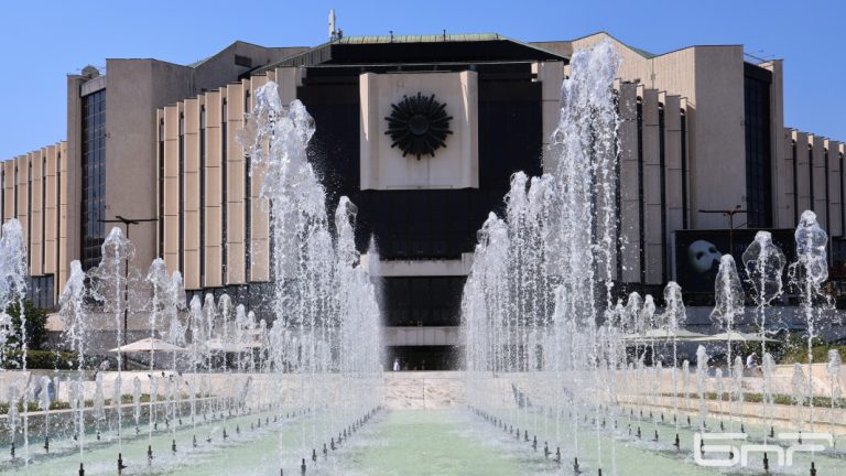 Фестивалот “Салон на уметностите” во Националниот дворец на културата со впечатливо есенско издание