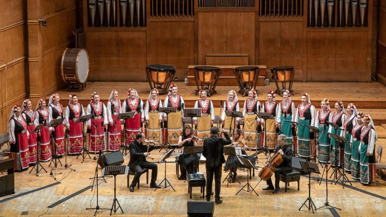 (Видео) Светски познатиот хор „Мистеријата на бугарските гласови“ гостува во легендарната сала „Олимпија“ во Париз