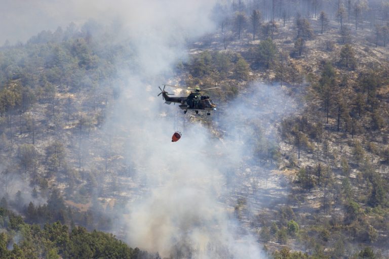 Воен хеликоптер се приклучи во гаснењето на пожарот во Национален парк Рила