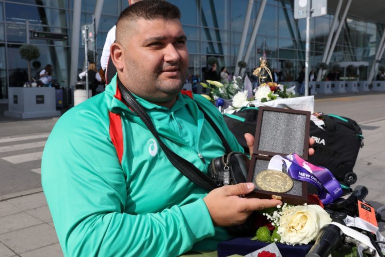 Ружди Ружди со шеста светска титула во фрлање ѓуле, пречекан со аплаузи во Софија