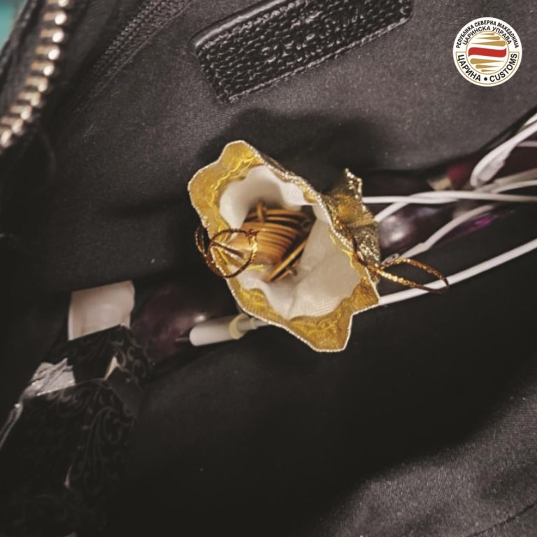 Царина на Богородица спречи криумчарење — македонска државјанка ќе одговара за 11 златни монети