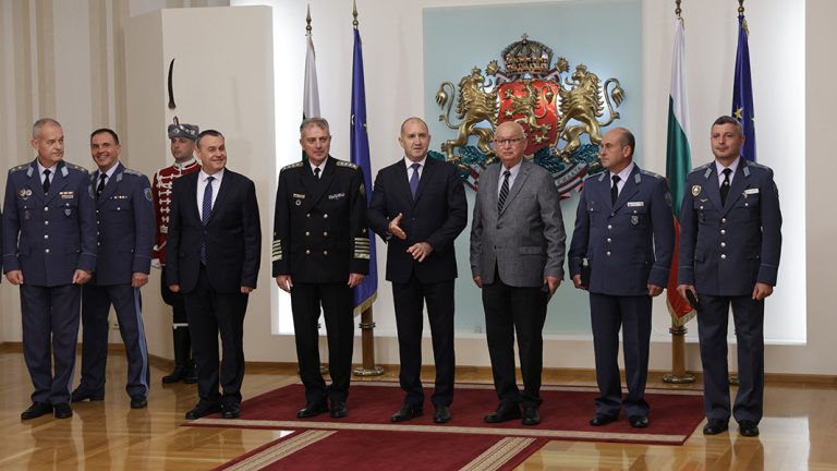 Тројца офицери од Воздухопловните сили на Бугарија беа наградени со почесен знак од претседателот Радев