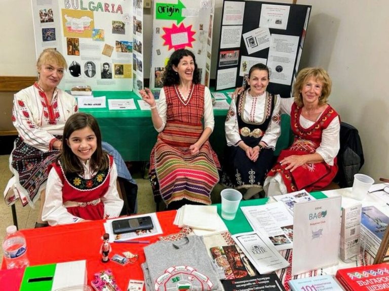 Бугарската асоцијација во Синсинати со штанд на Интернационалниот ден на пријателството