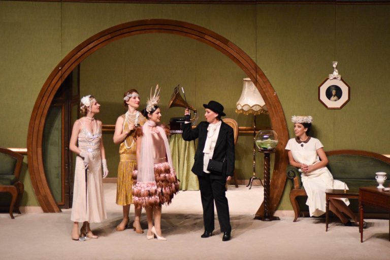 Софискиот театар „Алеко Константинов“ триумфира во Куманово со три награди за „Постојаната сопруга“