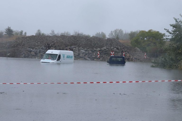 Дождот во Русенскиот регион не запира, нивото на реката Јантра покачено со над метар и половина