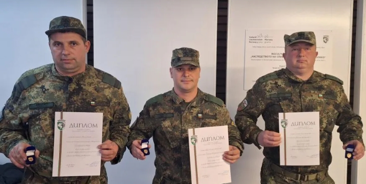 Општината Сливен во Бугарија одликуваше тројца војници за покажана храброст за време на гасењето пожари во земјата