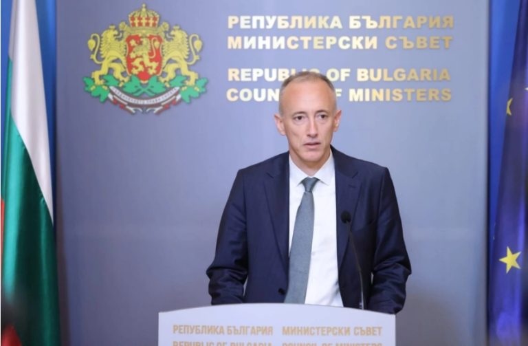 Министерот за образование и наука Красимир В’лчев ќе иницира дебата за забрана на користење на социјалните мрежи од деца под 15 години