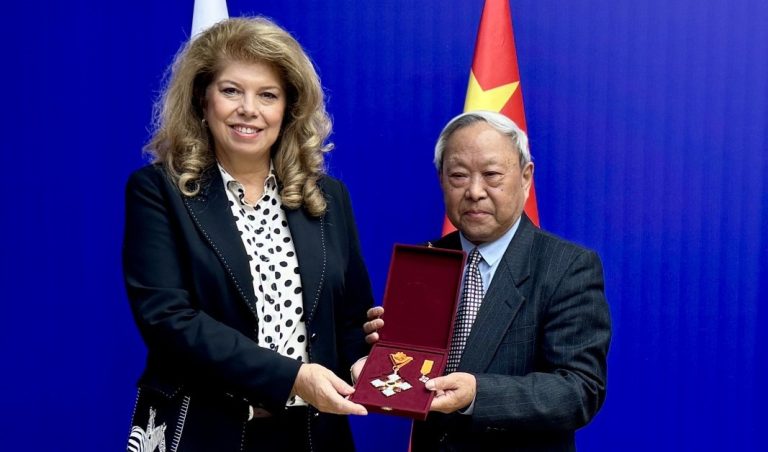 Бугарската култура живее во Пекинг – орден за професорот Ма Сипу