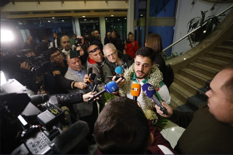 (Видео) Светскиот првак Карлос Насар беше пречекан со гајда, леб и сол и ловоров венец во родната Бугарија