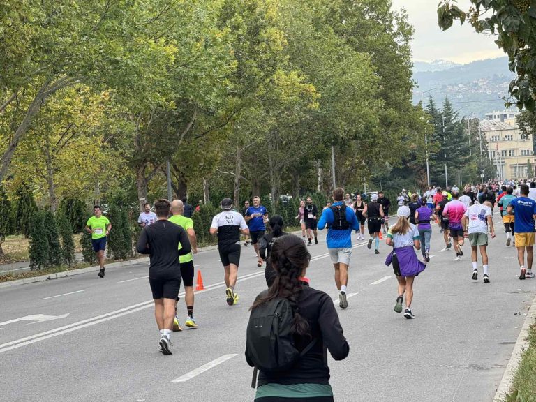 Атлетичарката од Бугарија Маринела Нинева го освои второто место во женска конкуренција на 21-от Виз Ер скопски маратон