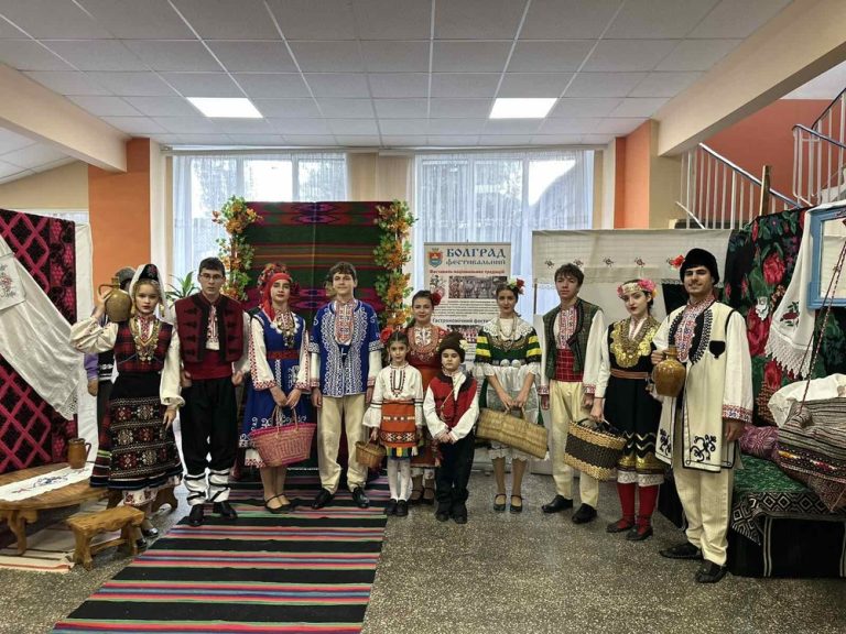Ученици од Болградската гимназија „Георги Стојков Раковски“ во Украина претставија бугарски народни носии на фестивалот „Bolgrad Ethno Fashion“