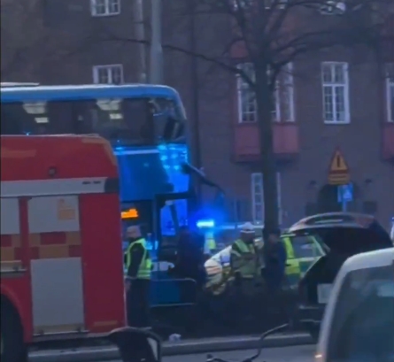 (Видео) Автобус се заби во станица во Стокхолм, има мртви