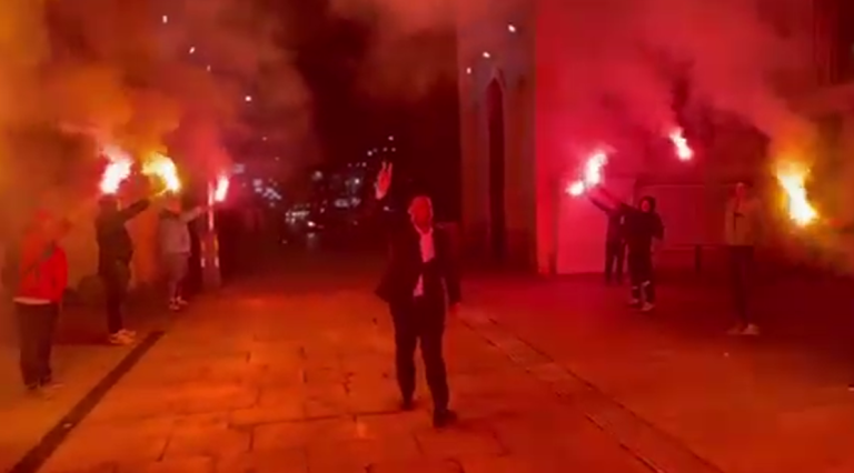 (Видео) Орце Ѓорѓиевски прогласи победа во Скопје, со факели пречекан под Триумфалната капија