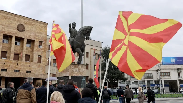 Извештајот за проширувањето на ЕК го повикува Скопје да ги вклучи Бугарите во уставот и да го почитува договорот со Бугарија