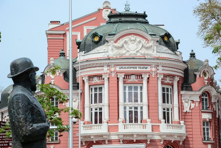 Драмскиот театар „Стојан Бачваров“ од Варна гостува во Битола со претставата „Како што милувате / As You Like It“