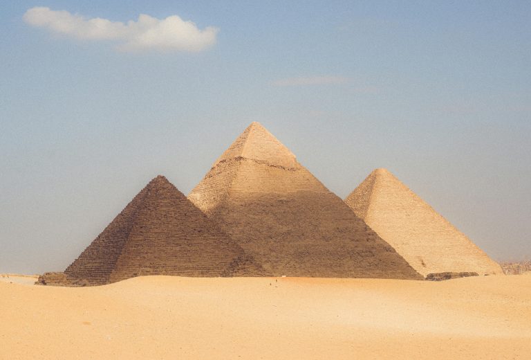 Египетската полиција приведе туристи кои се соблекле за фотографија кај пирамидите