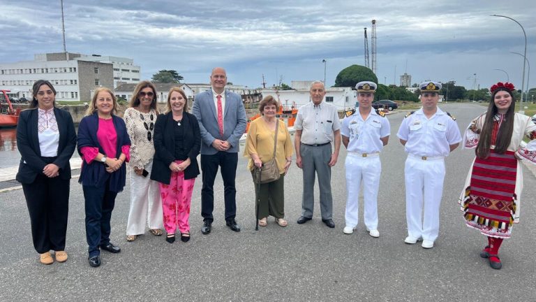 Бугарскиот истражувачки брод се приближува до островот Ливингстон на Антарктида