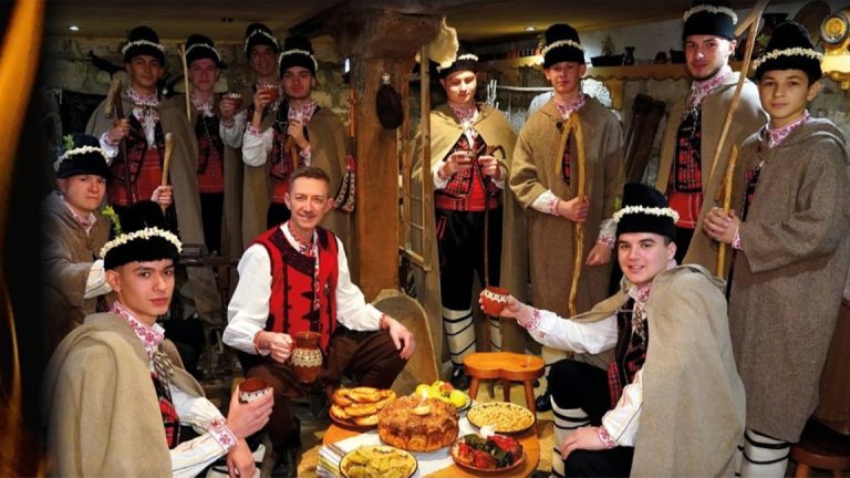 Коледе од Бело море до Дунав-Стојан Варналиев по патот на 21 коледарски песни