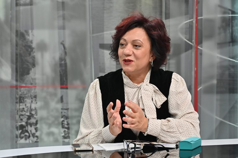 Градоначалничката Трајкоска заедно со сопругата на Мицкоски и пратеничката Пешевска се дружеа со децата со церебрална парализа во населбата Расадник