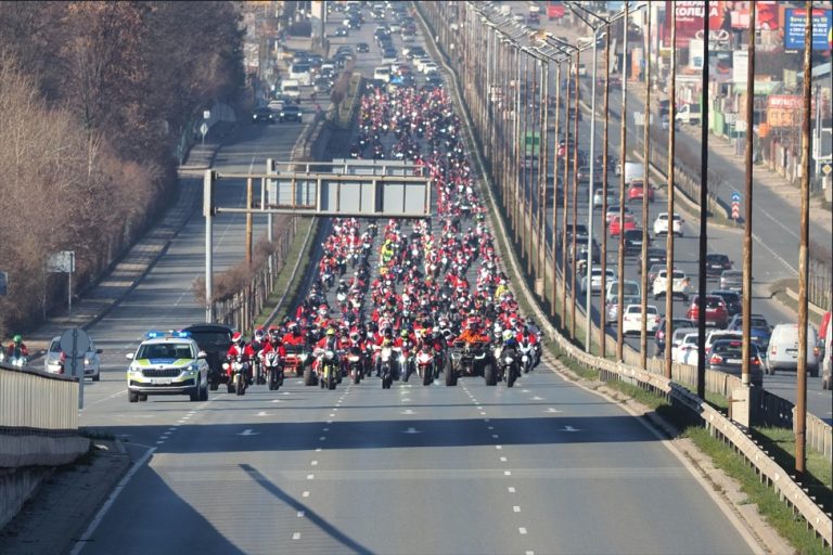 (Видео) Божикна мото-поворка со маскирани како Дедо Мраз мотористи низ улиците на Софија