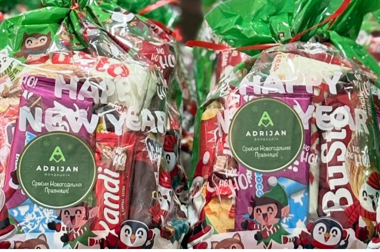 500 новогодишни пакетчиња за децата од Чешиново-Облешево во чест на Адријан Живков