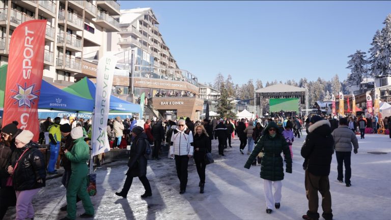 (Видео) Бугарскиот зимски туристички центар Боровец ја отвори ски-сезоната и прослави 130 години од своето основање