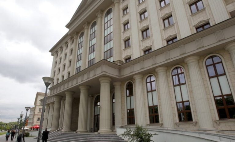 Скопјанец го онесвестил брата си со дрвена ногарка по глава и си легнал да спие, ОЈО го гони за обид за убиство