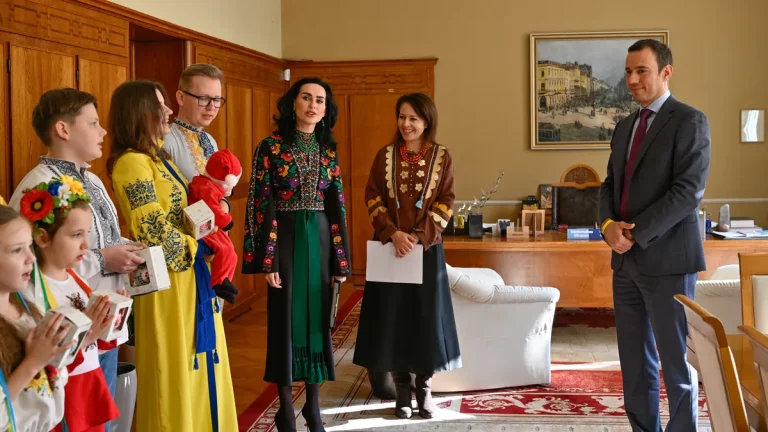 Градоначалникот на Софија пречека деца-коледари од Украина