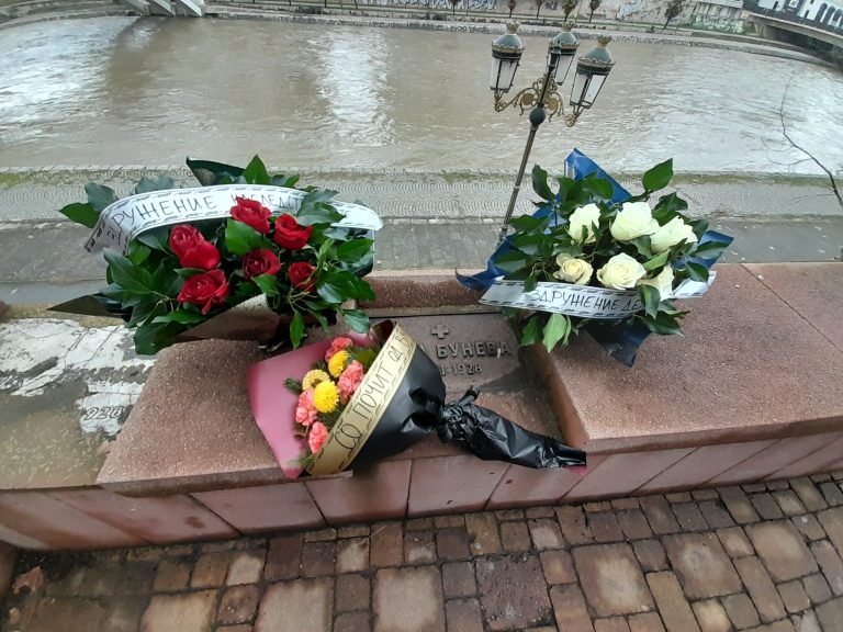 (Видео) Претставници на граѓански здруженија поднесоа цвеќе и оддадоа почит кон ликот и делото на Мара Бунева во Скопје