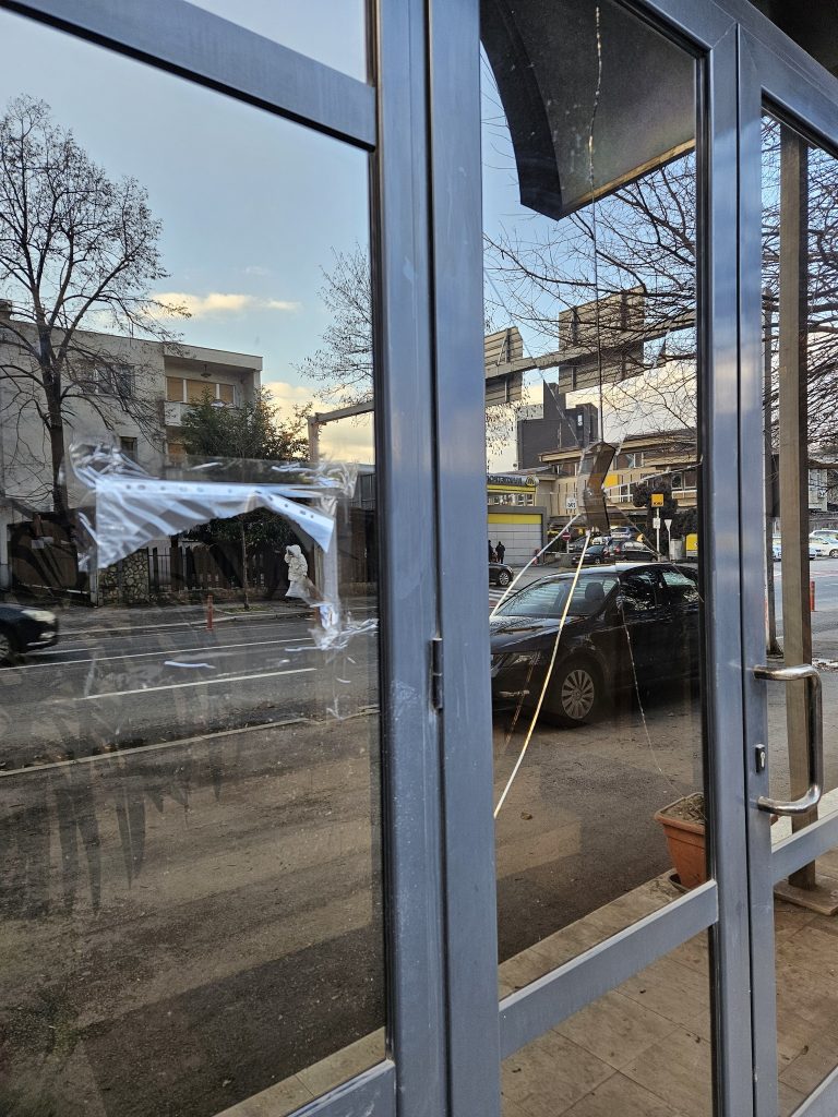 Обвинителството бара притвор за лицето што ја искрши влезната врата на бугарската Амбасада