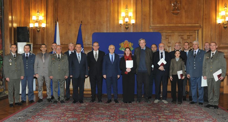 (Видео) Министерот за одбрана на Бугарија Запрјанов одликува 11 бугарски научници и академици по повод 140 години од победата во Српско-бугарската војна