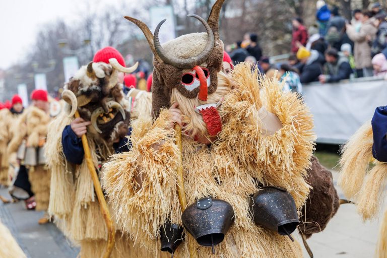 (Видео) Кукерите од селата Баниште и Калипетрово и градот Разглог се големите победници на фестивалот „Сурва“ 2026 г. во Перник