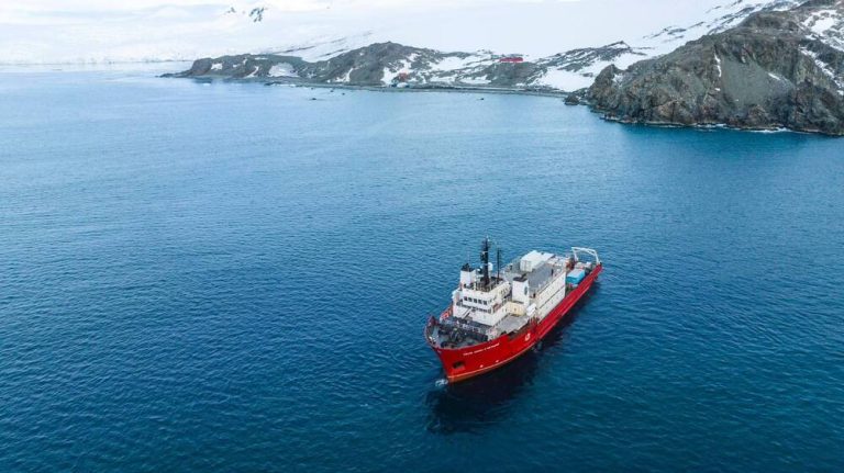 Бугарскиот истражувачки брод „Св. Св. Кирил и Методиј“ достави опрема за шпанска база на Антарктикот