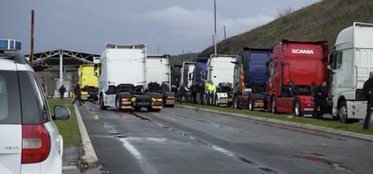 (Видео) Камионџиите ја проширија блокадата на граничните премини, заострените шенгенски правила го блокираа товарниот сообраќај на Балканот