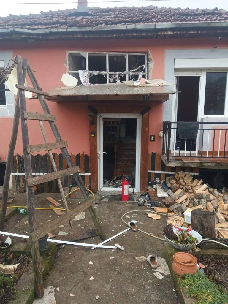 (Фото) Експлозија во куќа во охридско, повредено едно лице