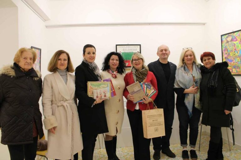 Изложбата „Кирилица во везови: Везаната азбука“ беше претставена во Рим