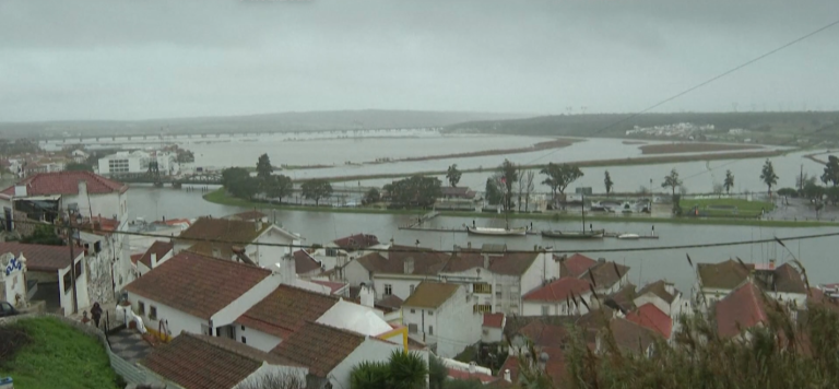 Невреме во Португалија: Евакуација, поплави, излеани реки, затворени патишта