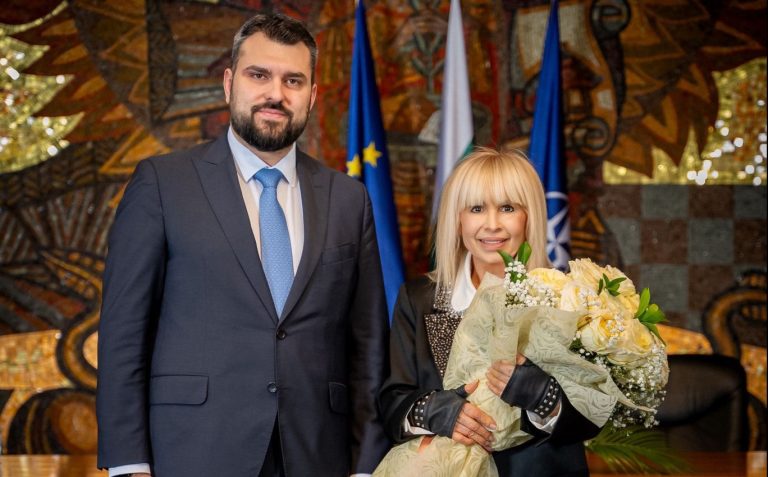 Примата на бугарската поп-музика Лили Иванова одликувана со „Златна лаврова гранка“ од МНР на Бугарија