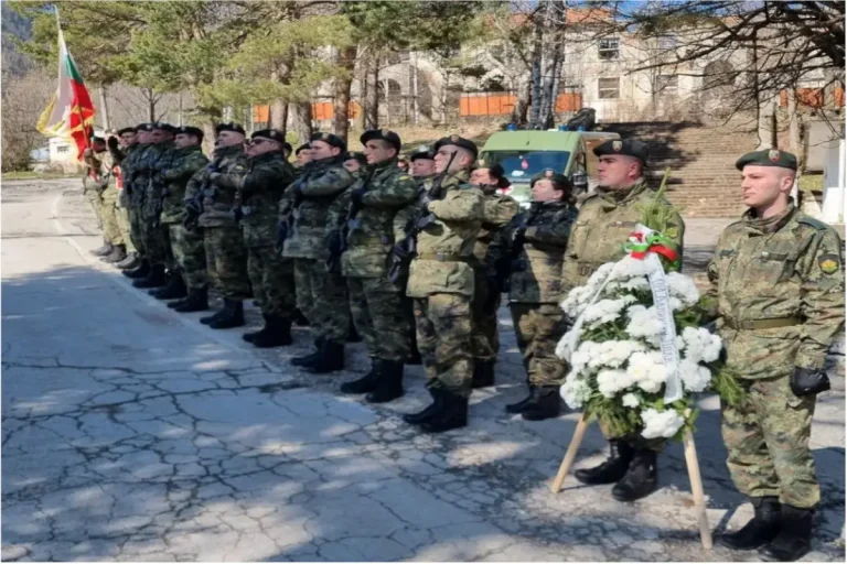 Припадници на бугарската армија ја одбележаа 6-та годишнина од смртта на генерал Андреј Боцев, поранешен началник на одбраната на Бугарија