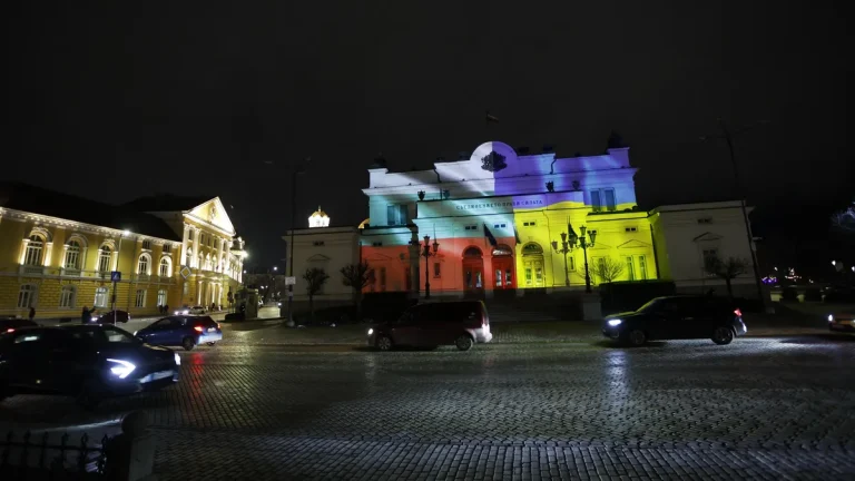 Историската зграда на бугарскиот парламент беше осветлена во боите на бугарското и на украинското знаме
