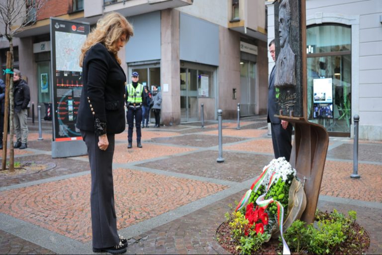 Јотова оддаде почит пред барелефот на Васил Левски во Монца