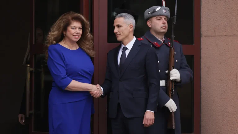 Претседателката на Бугарија Илијана Јотова ќе му го довери мандатот за состав на службена влада на Андреј Ѓуров