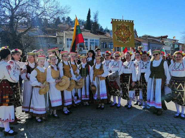 Народни творци и изведувачи од Бугарија, Северна Македонија, Грција и Србија учествуваа во фолклорен фестивал  во Банско и Добриниште