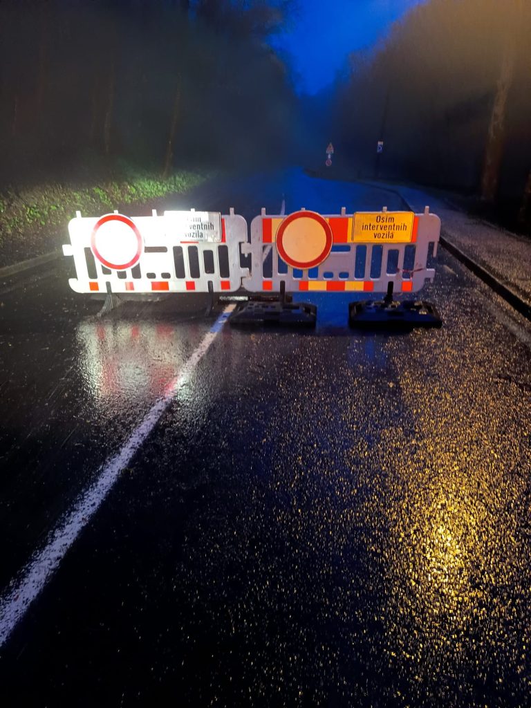 (Видео) Обилни врнежи од дожд и силен ветер во Хрватска: затворени патишта, околу 100 интервенции во Загреб