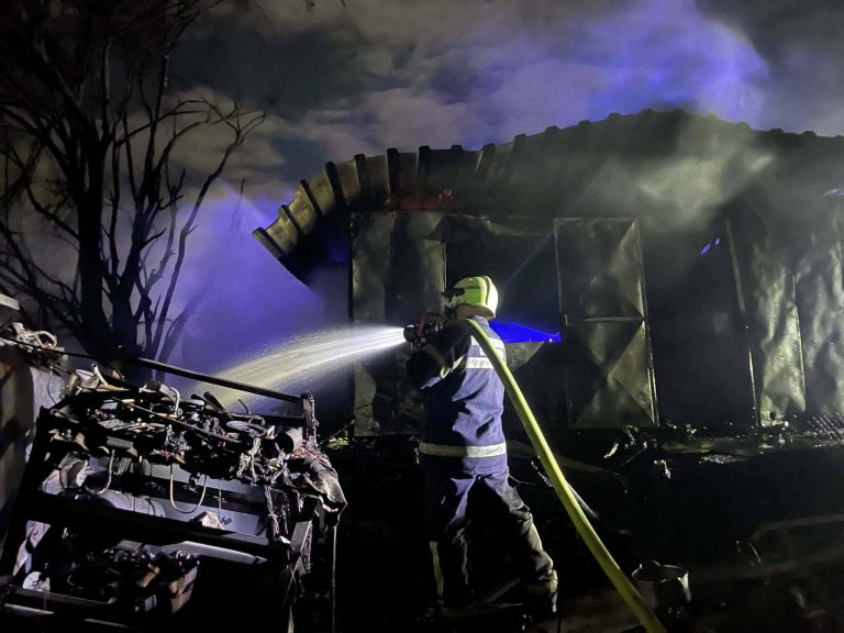 (Фото) 11 пожарникари гасеа пожар во помошен објект на откупен пункт за старо железо во Струмица