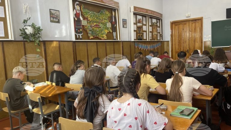 Час по историја за Светите браќа Кирил и Методиј во бугарско училиште во Украина