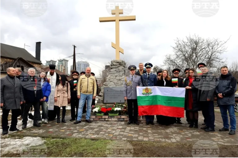 Со полагање цвеќе пред Споменикот на украинските војници и бугарските ополченци во Киев беше одбележан 3 Март