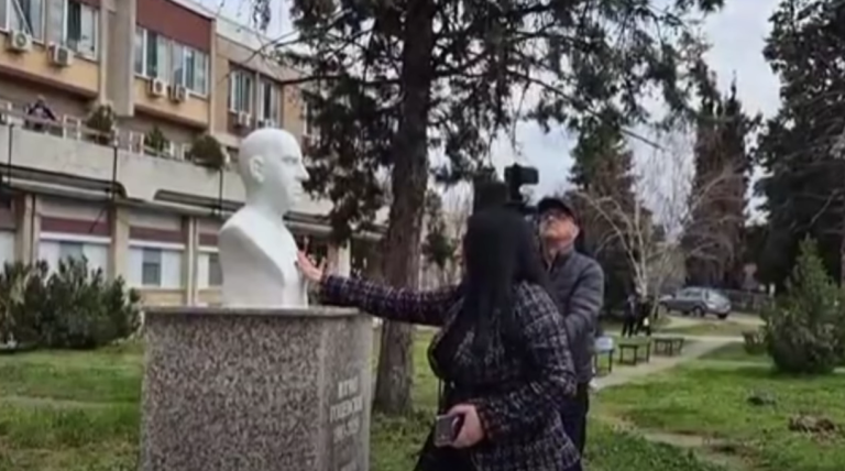 Откриена биста на Иле Гоцевски кој неуморно превезуваше пациенти во болници по трагедијата во Кочани