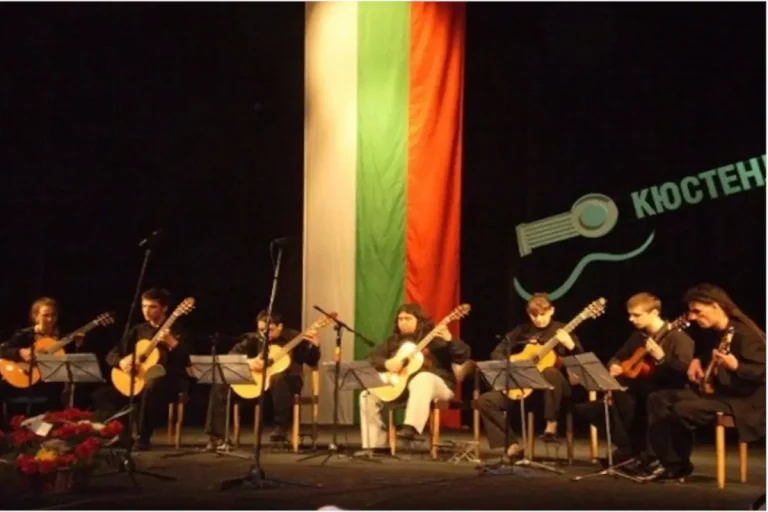 Меѓународен музички форум собира гитаристи од Бугарија, Северна Македонија, Украина, Косово и земји од три континенти во Ќустендил
